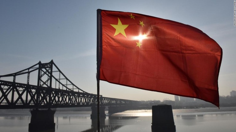 中朝国境に架かる鴨緑江断橋近くではためく中国国旗/Greg Baker/AFP/Getty Images
