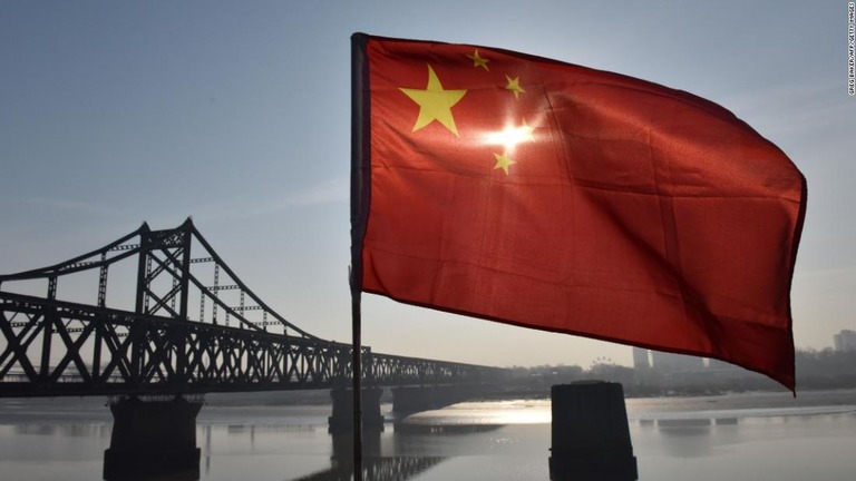 中朝国境に架かる鴨緑江断橋近くではためく中国国旗/Greg Baker/AFP/Getty Images