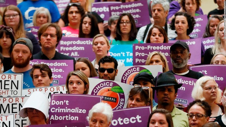 人工妊娠中絶を禁止する州法の成立が相次いでいることを受けて、全米規模での抗議デモが実施される/Bob Andres/Atlanta Journal-Constitution/AP