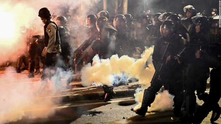 インドネシア大統領選の結果に対する抗議デモが暴徒化し、６人が死亡した/BAY ISMOYO/AFP/AFP/Getty Images