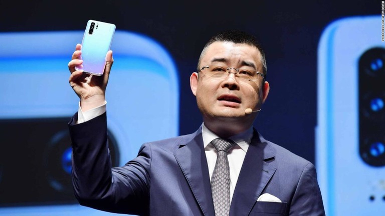 「Ｐ３０　Ｐｒｏ」を持つファーウェイデバイス日本・韓国リージョンプレジデントの呉波氏＝２１日、東京/Kyodo News via Getty Images