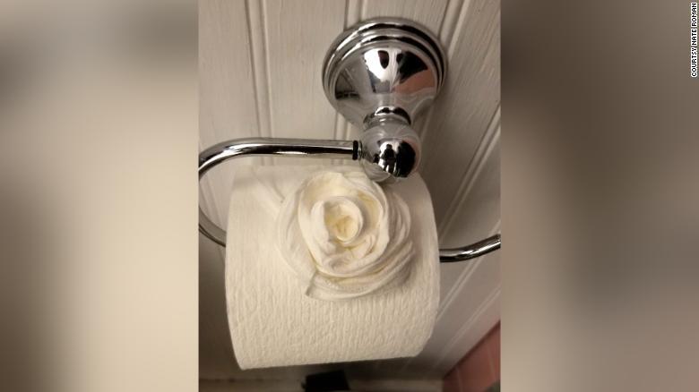 トイレットペーパーでバラの花まで作る念の入れよう/Courtsy Nate Roman