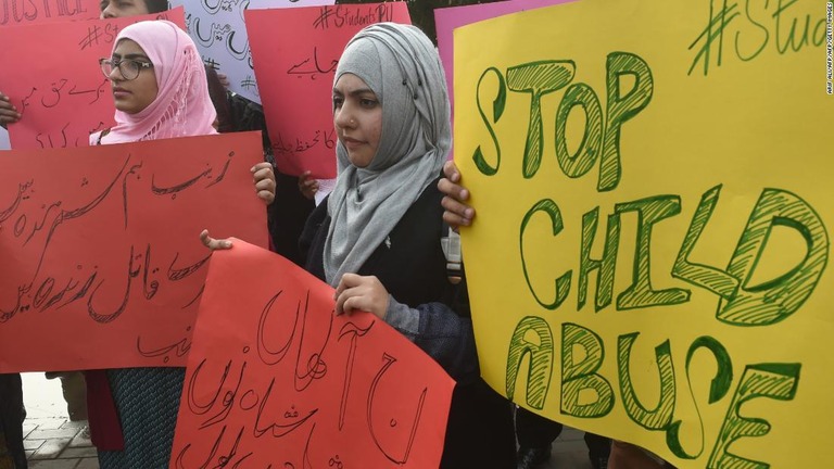 子どもへの強姦殺人が繰り返される状況に抗議の声を上げる人々/ARIF ALI/AFP/AFP/Getty Images