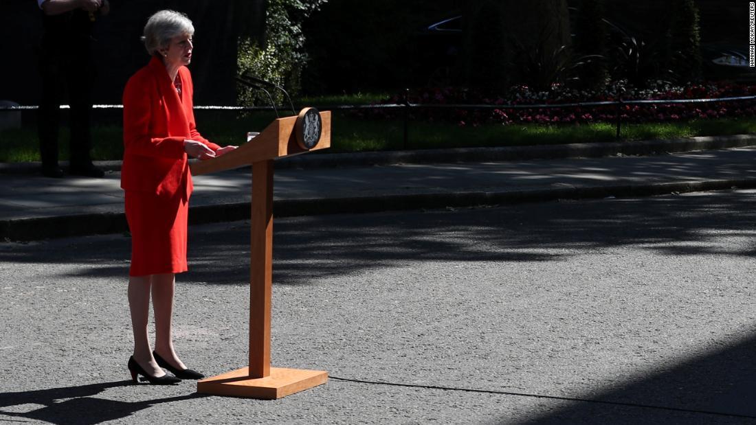 辞任表明の演説を行うメイ首相/Hannah McKay/Reuters