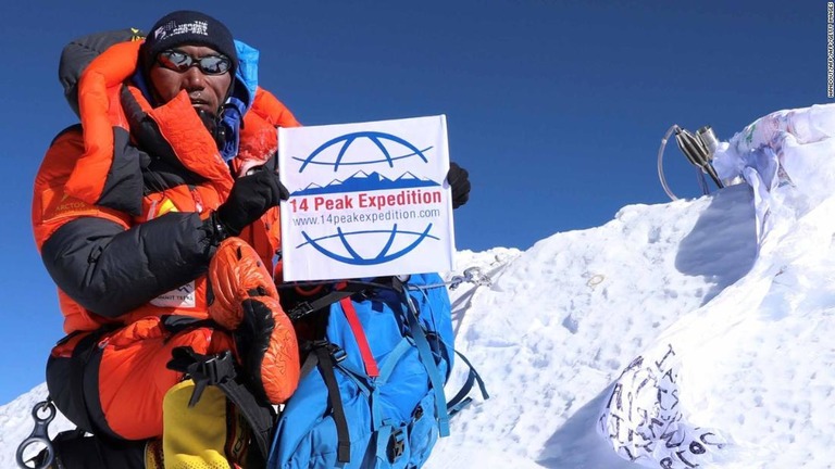 ２４回の登頂に成功したカミ・リタ・シェルパさん。写真は２３回目の登頂後に撮影したもの/HANDOUT/AFP/AFP/Getty Images