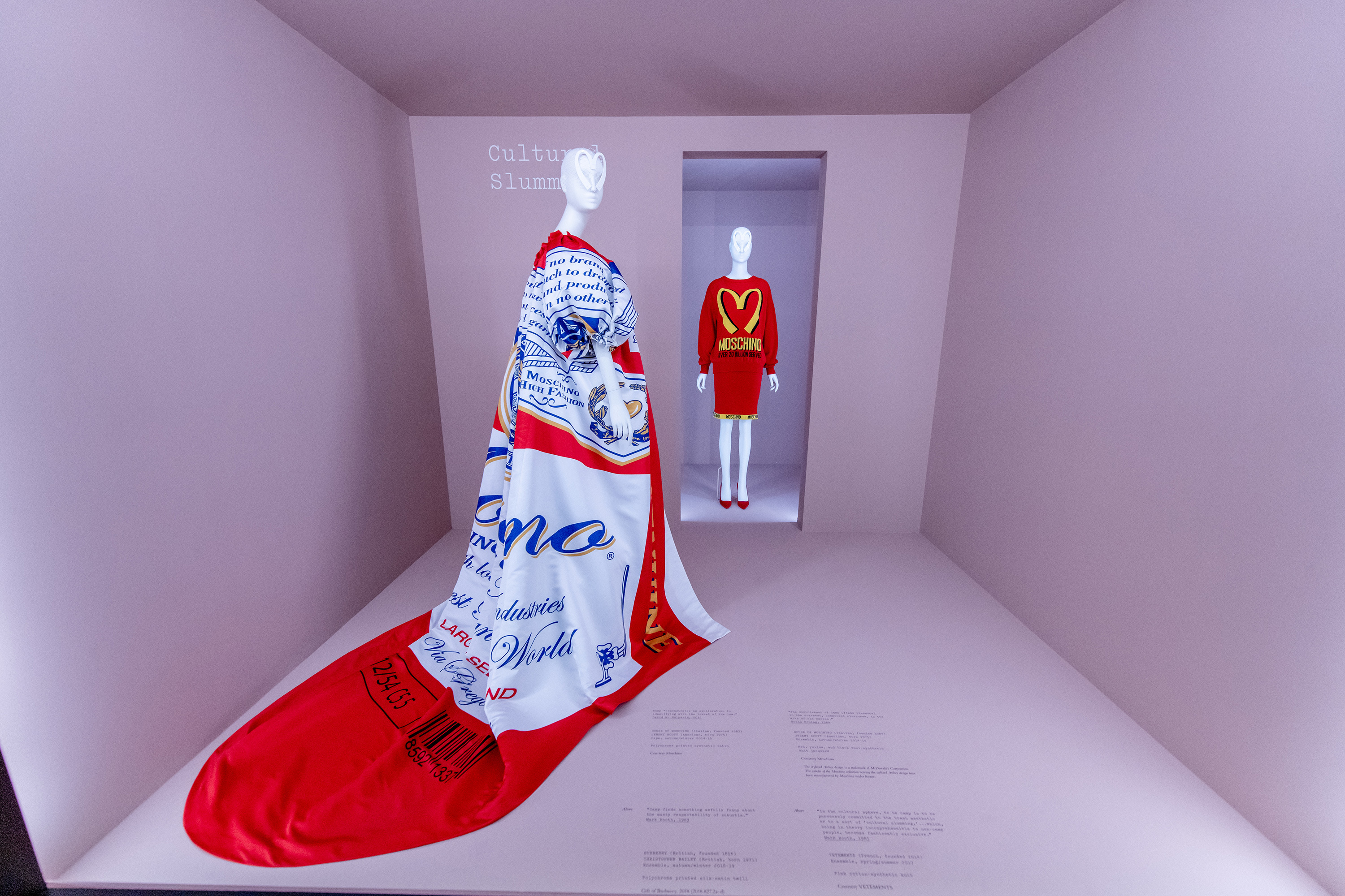 モスキーノのジェレミー・スコット氏がデザインした服。バドワイザーの缶に着想を得た/Roy Rochlin/Getty Images