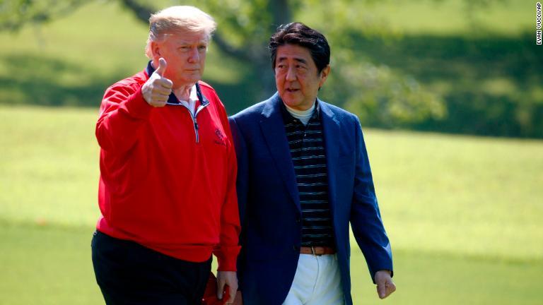 トランプ大統領と安倍晋三首相は千葉県内でゴルフをプレーした/Evan Vucci/AP