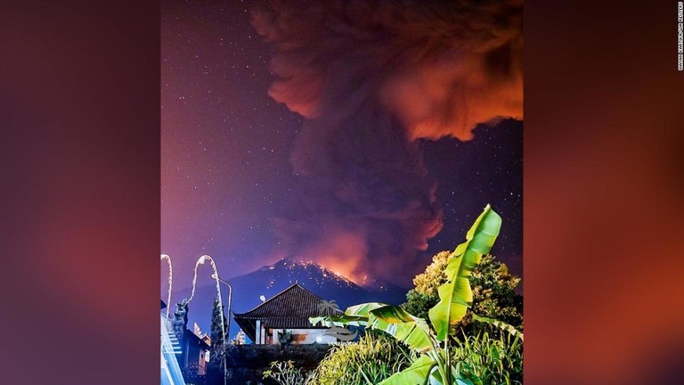 ＳＮＳに投稿された噴火の様子/Wayan Kartika/via REUTERS