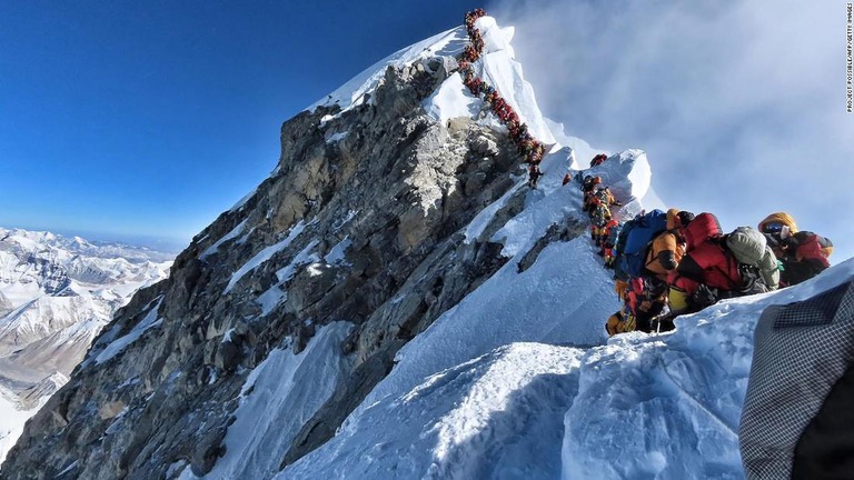 疲労で死亡したとされる登山者は大抵、酸欠が死因だという/Project Possible/AFP/Getty Images