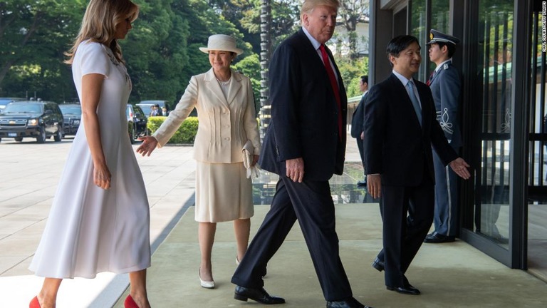 宮殿を移動するトランプ米大統領夫妻と天皇、皇后両陛下＝２７日、東京/Carl Court/Getty Images