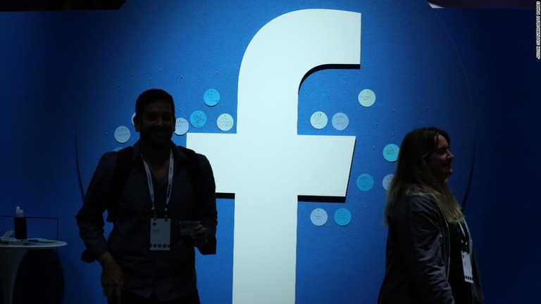 フェイスブックが今年１～３月に削除した偽アカウントの数は２２億件に上った/Justin Sullivan/Getty Images