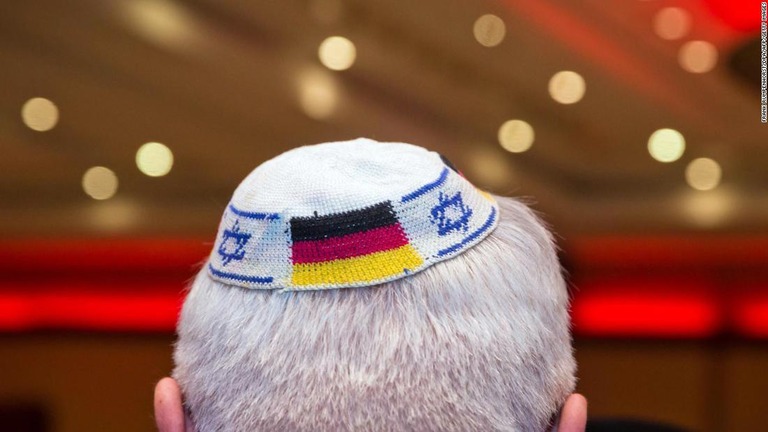 ドイツにおけるユダヤ人襲撃事件の増加を受け、反ユダヤ主義対策の責任者が「キッパ」の着用を控えるよう呼びかけた。/FRANK RUMPENHORST/DPA/AFP/Getty Images