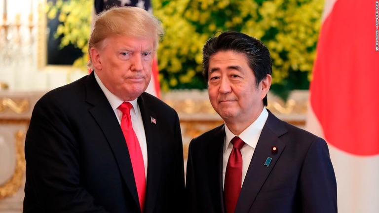 トランプ大統領と安倍晋三首相が首脳会談を行った＝２７日、東京/Eugene Hoshiko - Pool/Getty Images