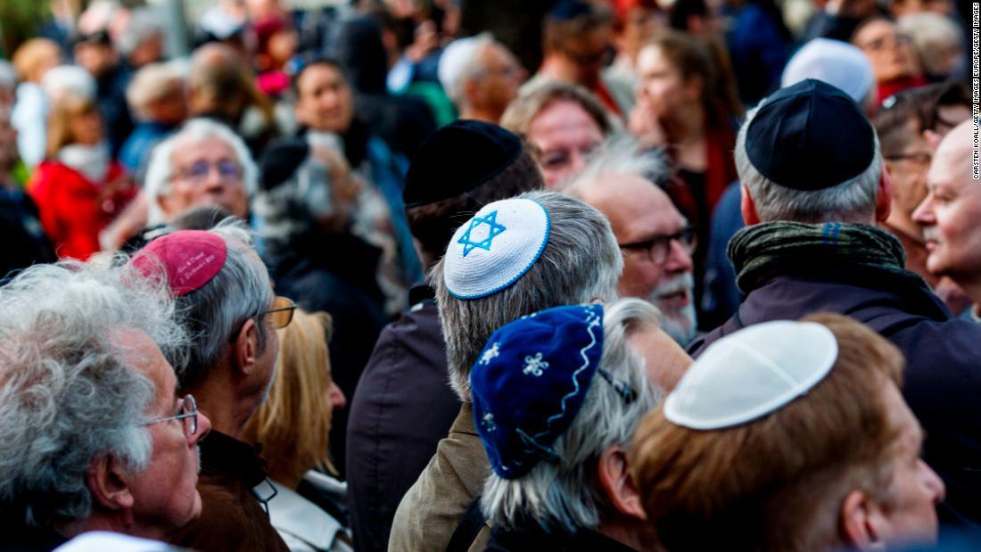 反ユダヤ主義に対する抗議デモに参加する人々=4月、ベルリン/Carsten Koall/Getty Images Europe/Getty Images