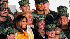 横須賀基地で米軍兵士と記念撮影するトランプ大統領とメラニア夫人＝２８日