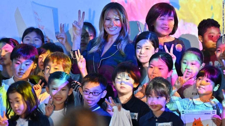 子どもたちとポーズをとるメラニア夫人と昭恵夫人/Charly Triballeau/AFP/Getty Images