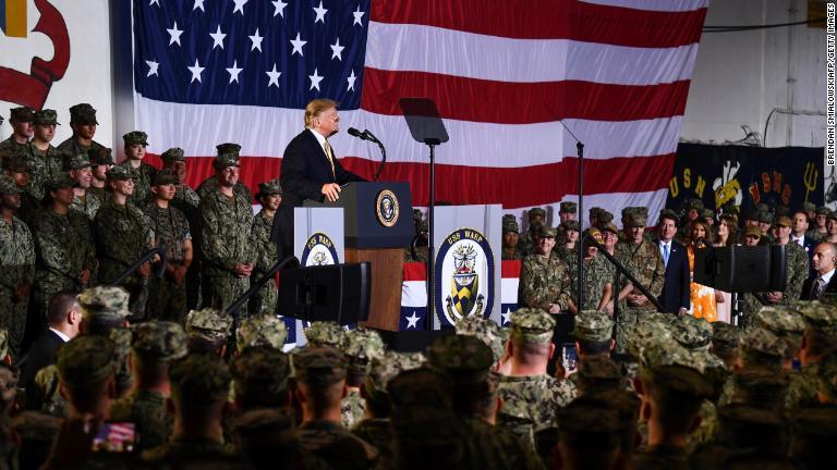 強襲揚陸艦「ワスプ」で訓示を行うトランプ大統領＝２８日/Brendan Smialowski/AFP/Getty Images