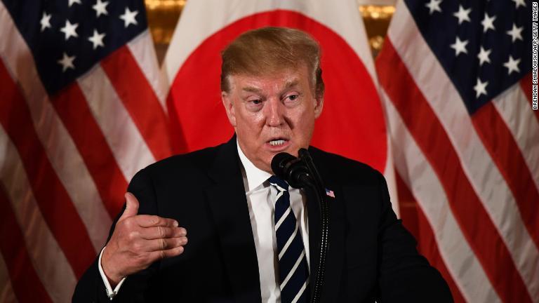 東京到着後にビジネスリーダーたちとの会合で話すトランプ氏＝２５日/Brendan Smialowski/AFP/Getty Images