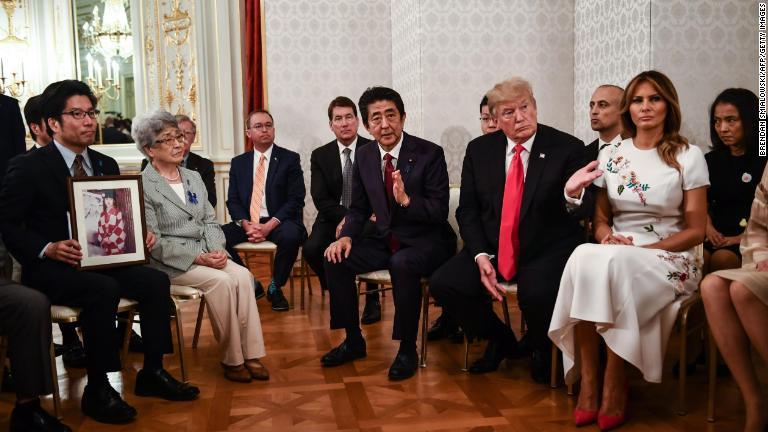 安倍首相とトランプ大統領夫妻は北朝鮮による拉致被害者家族と面会/Brendan Smialowski/AFP/Getty Images