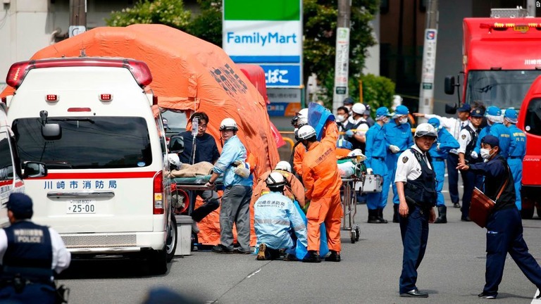 現場で手当てを行う救急隊員＝川崎市/AP