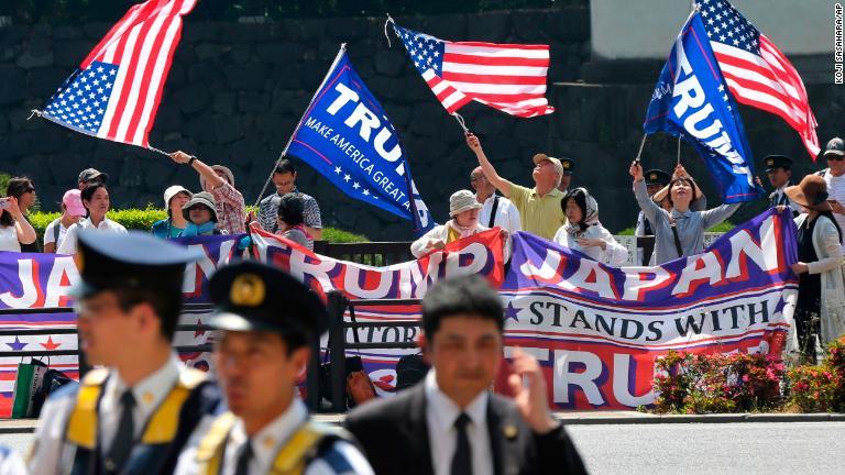 トランプ氏の支持者がパレスホテル付近に集まった=26日/Koji Sasahara/AP