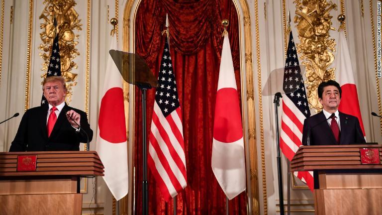 迎賓館で共同記者会見を行うトランプ大統領と安倍首相＝２７日/Brendan Smialowski/AFP/Getty Images