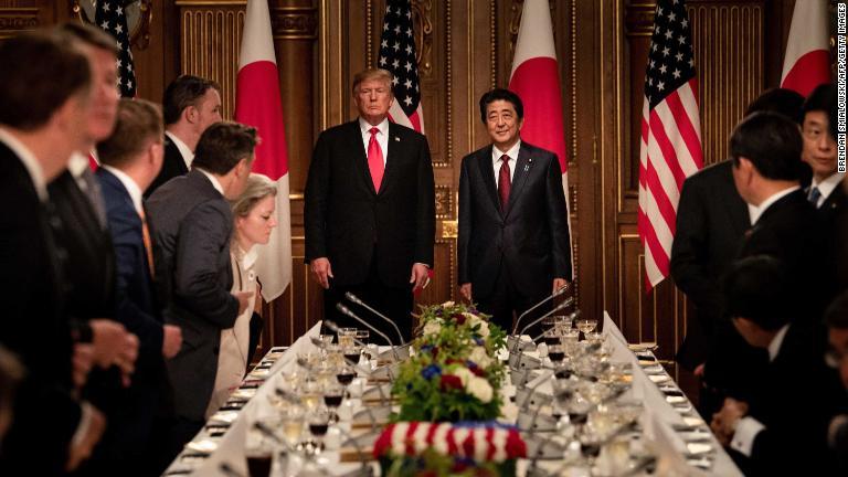 迎賓館でのワーキングランチに到着したトランプ大統領と安倍首相＝２７日/Brendan Smialowski/AFP/Getty Images