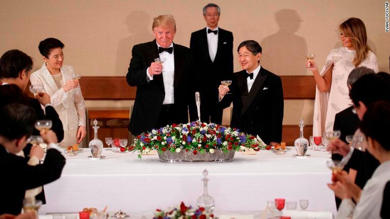 皇居での宮中晩餐会に出席するトランプ大統領夫妻と天皇皇后両陛下=27日/Evan Vucci/AP