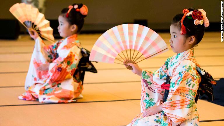 迎賓館でメラニア夫人と昭恵夫人に伝統的な踊りを披露する子どもたち/Tomohiro Ohsumi/AFP/Getty Images