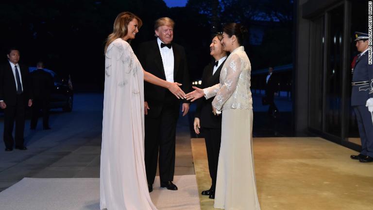 皇居に到着したトランプ大統領夫妻を出迎える天皇皇后両陛下/Kazuhiro Nogi/AFP/Getty Images