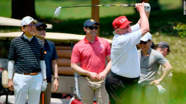 茂原カントリークラブでゴルフを楽しむトランプ大統領と安倍首相=26日/Ren Onuma/Kyodo News via AP