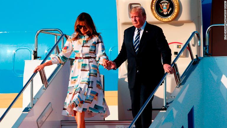 東京に到着しエアフォースワンのタラップを降りるトランプ大統領夫妻=25日/Koji Sasahara/AFP/Getty Images