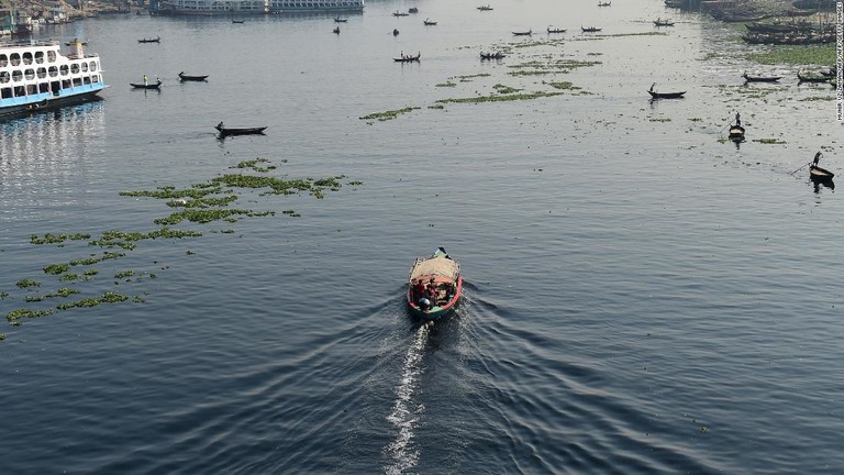 世界中の河川で抗生剤による汚染が広がっているとの調査結果が発表された/MUNIR UZ ZAMAN/AFP/AFP/Getty Images