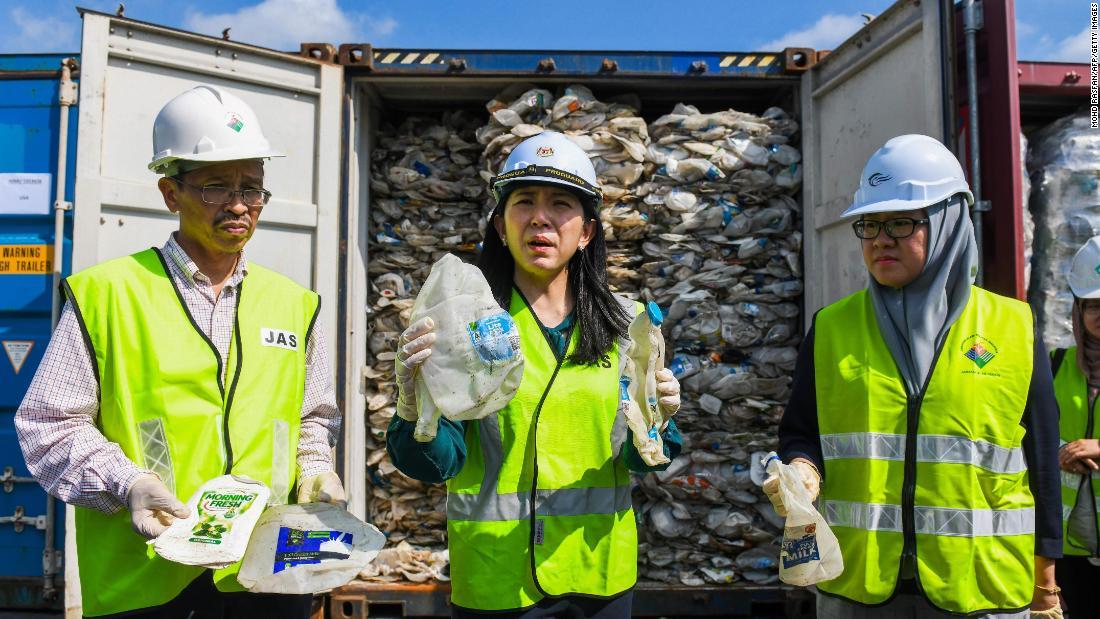 オーストラリアから送られてきたプラスチックのごみを手にするヨー・ビーイン環境相＝２８日/MOHD RASFAN/AFP/Getty Images