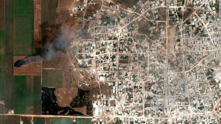 黒煙の立ち上る様子がはっきりとわかるシリア北西部の衛星写真/Maxar Technologies/Reuters