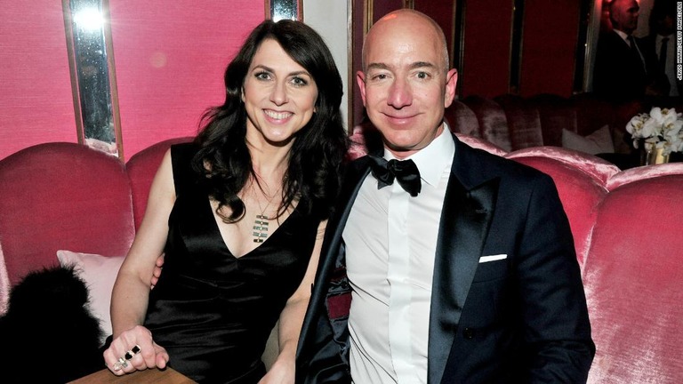 アマゾン創業者のジェフ・ベゾス氏と離婚したマッケンジー・ベゾス氏が財産の半分以上を慈善事業に寄付すると明らかにした/Jerod Harris/Getty Images/File