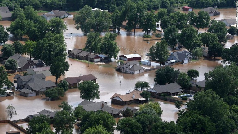 愛好家が飛ばすドローンの影響で、ヘリコプターによる災害救援活動に支障が出ている/Tom Gilbert/Tulsa World via AP