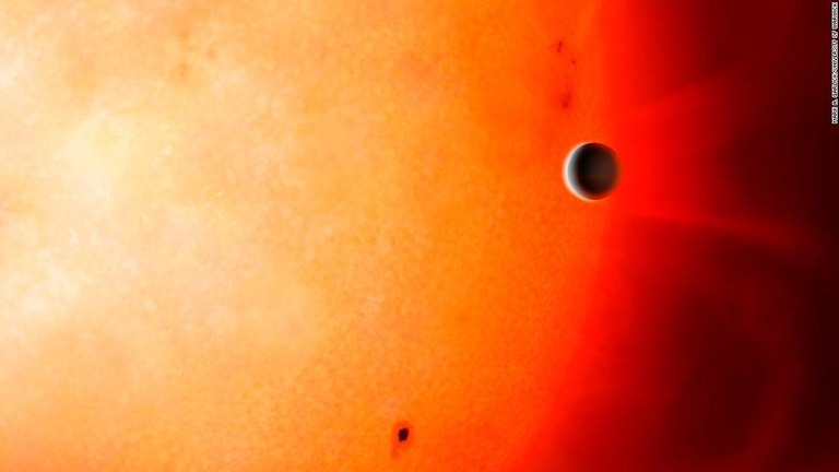 恒星からの放射を受けつつ海王星並みの大きさを維持する希少な系外惑星が見つかった/Mark A. Garlick/University of Warwick