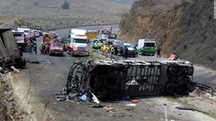 バスとトラックが衝突、２３人死亡　メキシコ