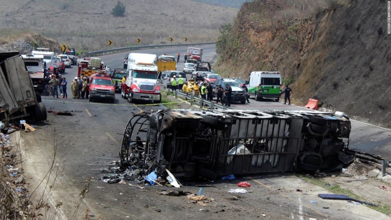 バスとトラックが衝突し、死者が出た＝メキシコ・ベラクルス州/Carlos Reyes//REUTERS