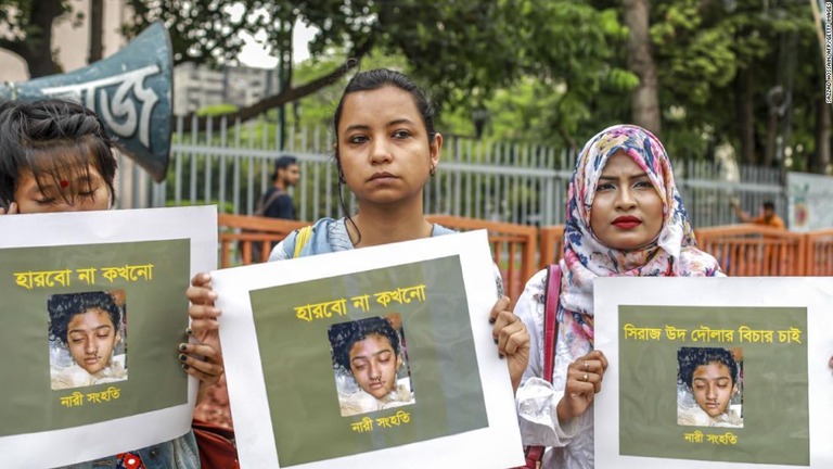 殺害されたヌスラト・ジャハン・ラフィさんの写真を掲げて抗議する人々＝４月１２日、ダッカ/Sazzad Hossain/AFP/Getty Images