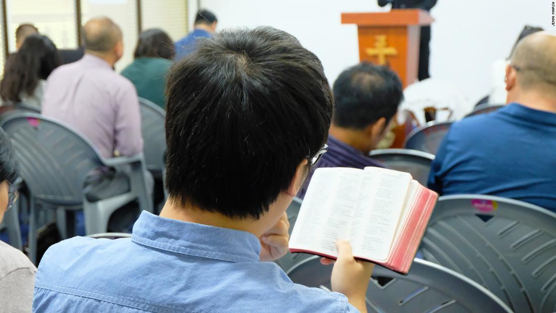 ナイロビにある教会で聖書を読む中国人のキリスト教徒/Jenni Marsh