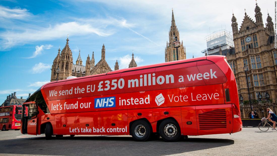２０１６年に英国会議事堂前を通るバス。ＥＵ離脱を訴え「我々は毎週３億５０００万ポンドをＥＵに支払っている」と描かれていた/Jack Taylor/Getty Images Europe/Getty Images