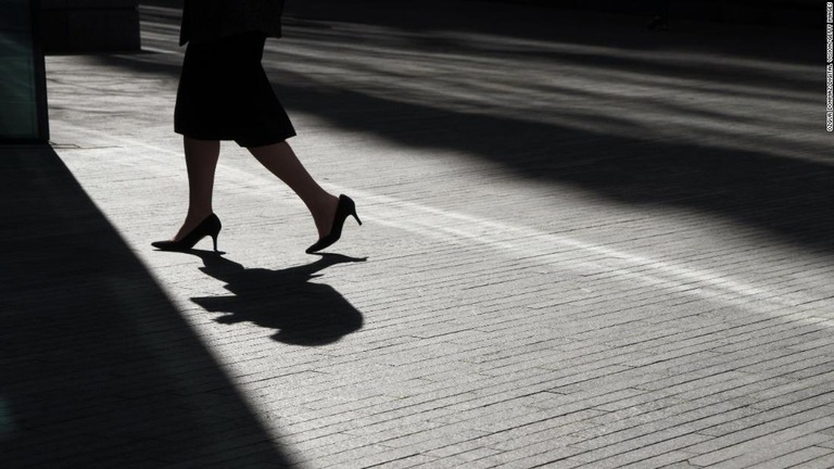 ロシアの企業が、スカート姿で出社する女性社員に特別手当を支給する取り組みを始めた/Ozgur Donmaz/Digital Vision/Getty Images