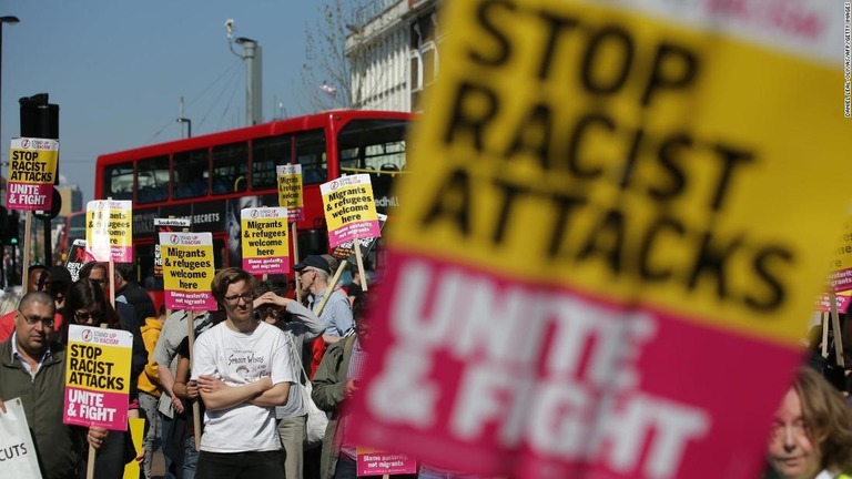 人種に根ざした憎悪犯罪の増加に抗議の声を上げる人々/DANIEL LEAL-OLIVAS/AFP/Getty Images