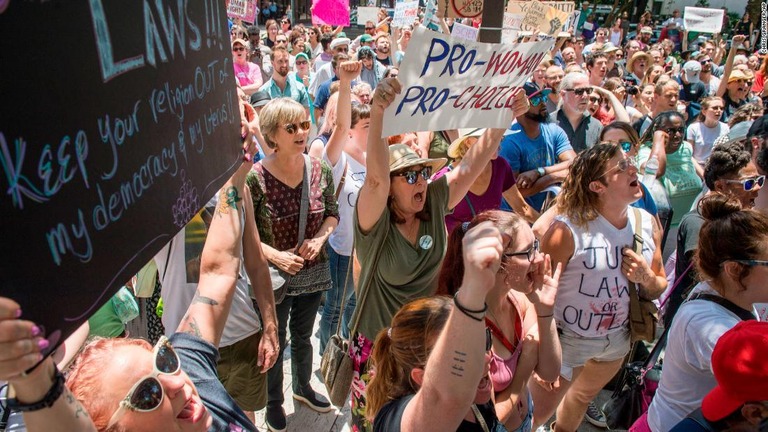 米ルイジアナ州での中絶禁止法成立に抗議する人々/Chris Granger/AP