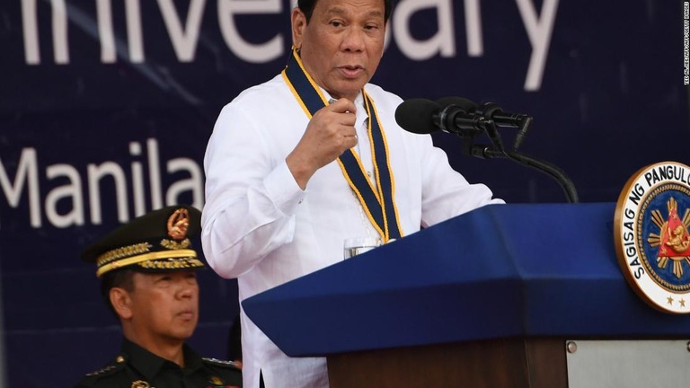 フィリピンのドゥテルテ大統領。昔は「多少ゲイ」だったと発言した/TED ALJIBE/AFP/AFP/Getty Images