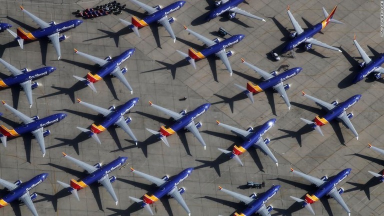 ７３７ＭＡＸ型機が地上待機する様子。ＭＡＸを含む７３７型機の一部で翼の部品に欠陥がある可能性が判明した/Mario Tama/Getty Images