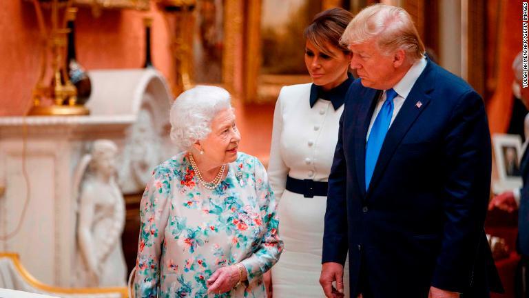 エリザベス女王がバッキンガム宮殿にトランプ氏を迎える様子/Tolga Akmen/AFP/Getty Images