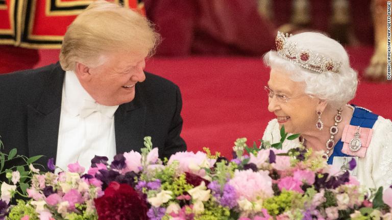 晩さん会中に笑顔を見せるトランプ氏とエリザベス女王/Dominic Lipinksi/AFP/Getty Images